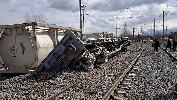 Raydan çıkan vagonlar yük trenine çarptı 