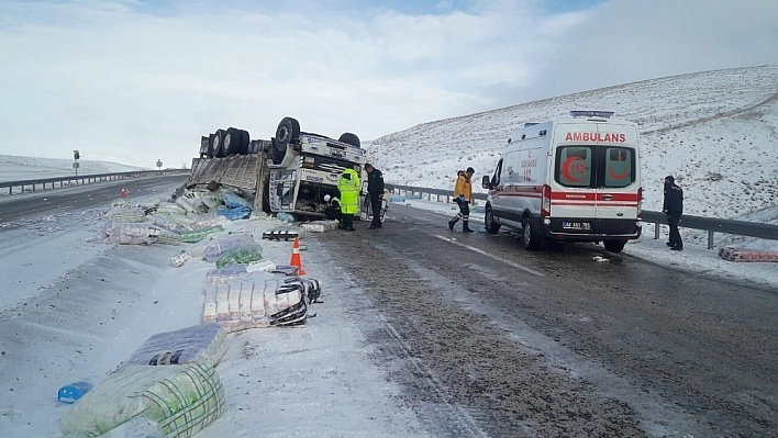 Buzlanan yolda kayan kamyon devrildi: 1 yaralı 