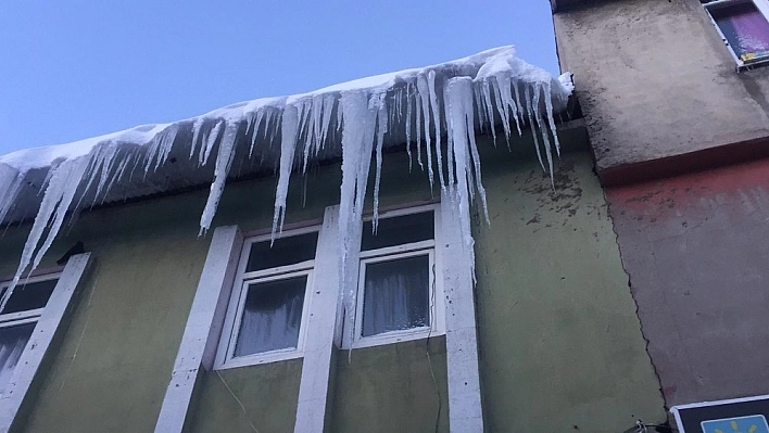 Kar ve tipi sonrası Karlıova buz tuttu 