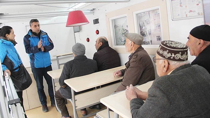 (Özel) Depremi simülasyon tırında yaşadılar 
