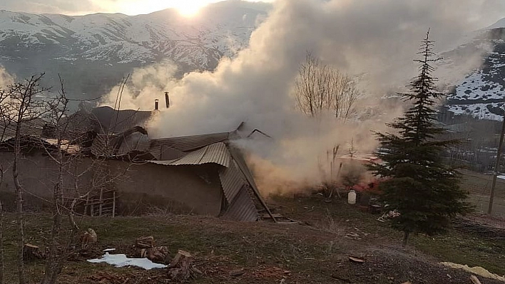 Elazığ'da ev yangını 