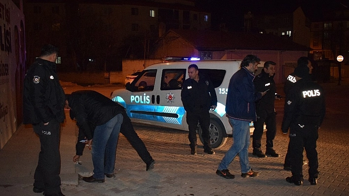 Bıçakla kendini yaraladı 