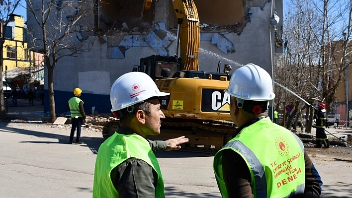 İş makinesine geçen Vali Sonel, 40 yıllık riskli binanın yıkımını başlattı 