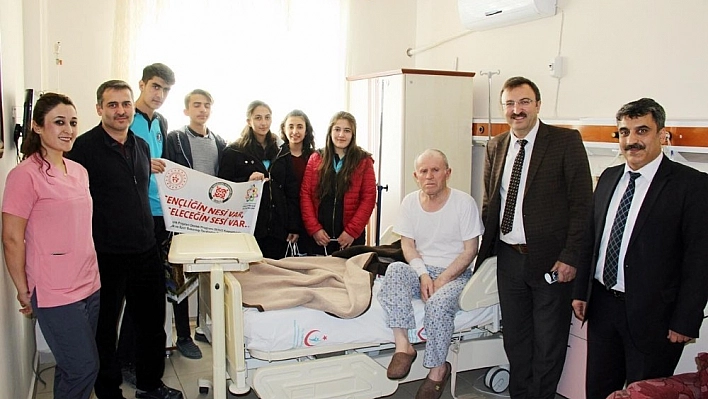 Gençlerden hastalara moral ziyareti 