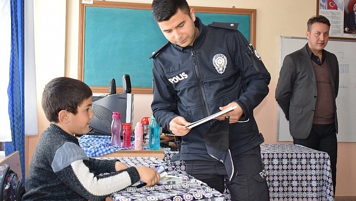 İlçe Emniyet Amiri Gündüz'den öğrencilere kitap hediyesi 