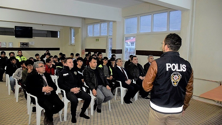'Gençlik ve Güvenli Gelecek' Semineri