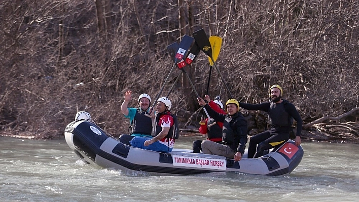 Bakan Varank, Munzur'un buz gibi suyunda rafting  heyecanı yaşadı 