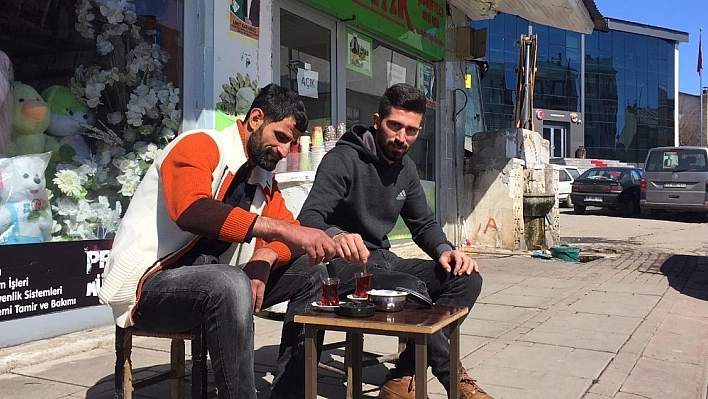 Merkezde çay keyfi, kırsalda karla mücadele 