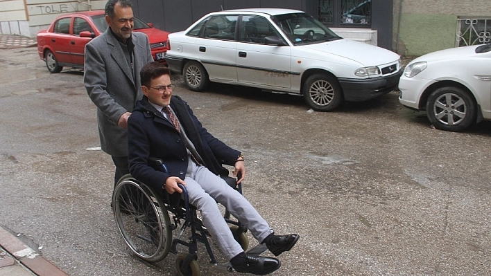 Tekerlekli sandalye ile oyunu kullandı