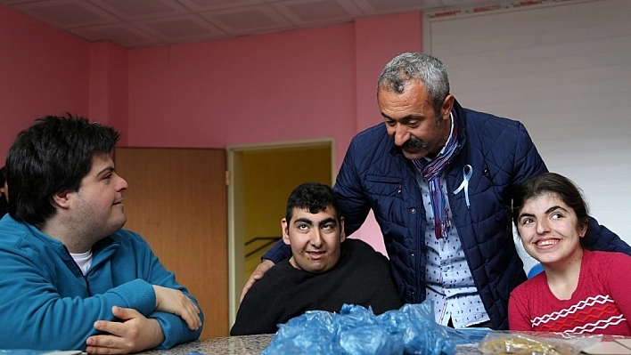 Komünist başkan ilk ziyaretini otizmli bireylere yaptı 