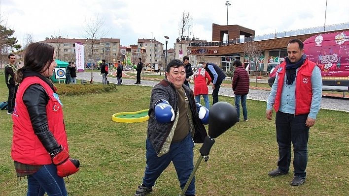 Otizmli bireyler, renkli bir gün geçirdi
