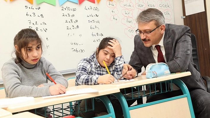 Vali Ekinci, otizmli bireylerle bir araya geldi 