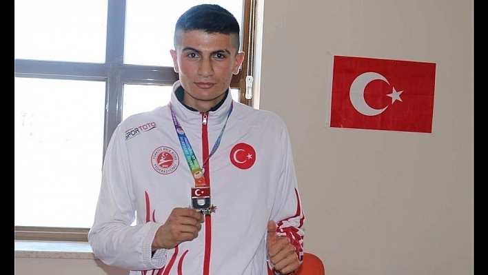 İnönü Üniversitesi kick boksta Türkiye ikincisi oldu 