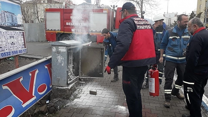 Bingöl'de caddedeki elektrik panosu yandı 