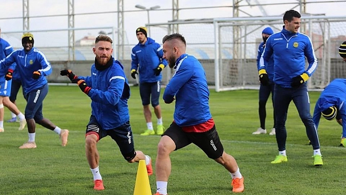 Evkur Yeni Malatyaspor'da Mustafa Akbaş'ın ayak parmağı kırıldı 