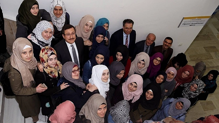 Rektör Kızılay, Suriyeli öğrencilerle buluştu 