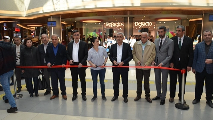 Yetiştirme yurdunda kalan çocuklardan sergi 