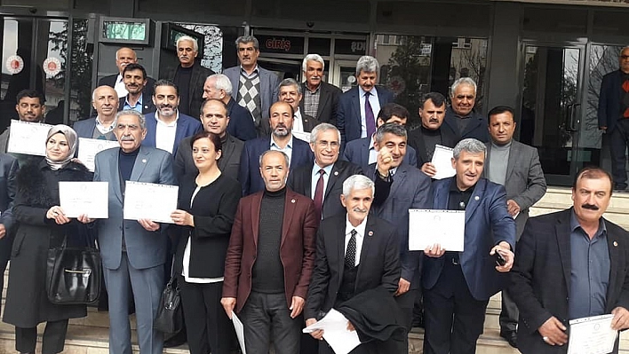 Muhtarlar mazbatalarını aldı 