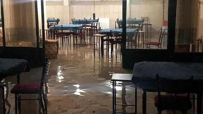 Ev ve İşyerlerlerini Su Bastı