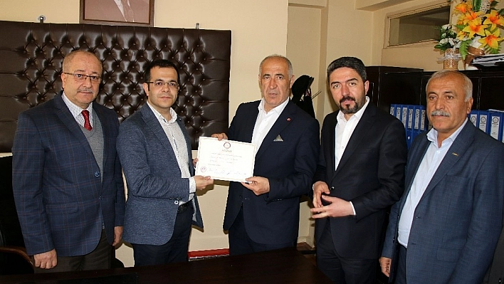 Hekimhan Belediye Başkanı Karadağ mazbatasını aldı 