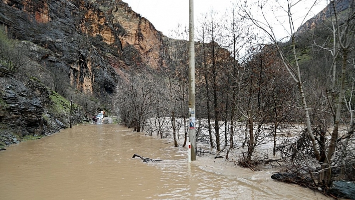 Munzur Çayı taştı, ulaşım kontrollü sağlanıyor 