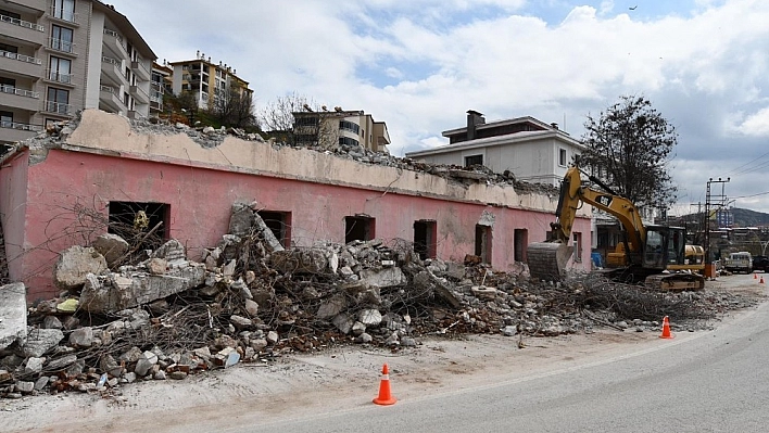 Tunceli'de 80 yıllık riskli binanın yıkımına başlandı 
