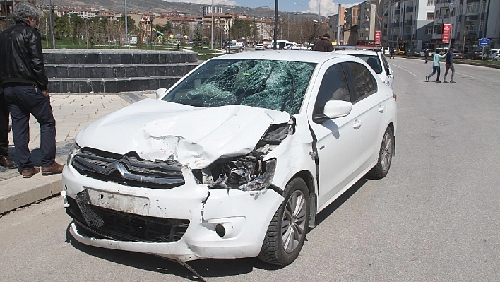Otomobil ile Motosiklet Çarpıştı