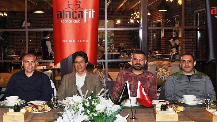 Güreş şampiyonasına katılan hakem ve antrenörler yemekte buluştu 