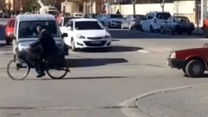 Bozulan aracı bisikletle çekti 