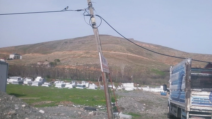 Fırtına Çatıları Uçurdu, Direkleri Devirdi