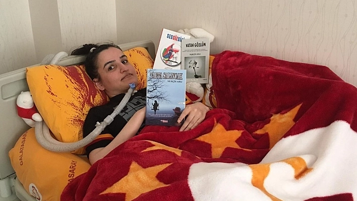 Tek Parmakla Üçüncü Kitabını Yazdı