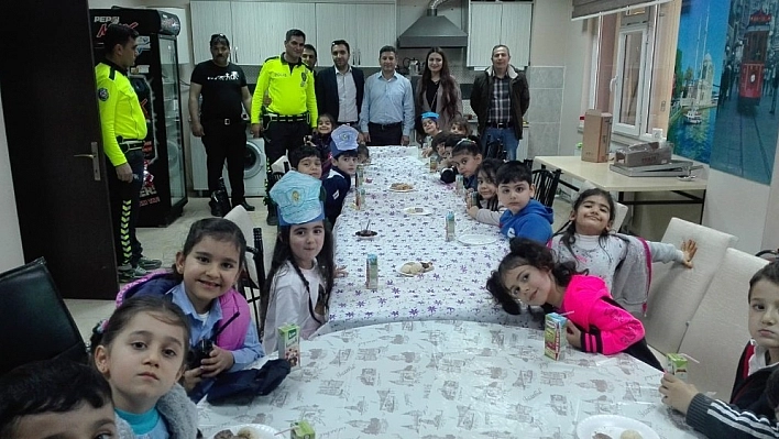 Miniklerden, Polis Amcalara Ziyaret