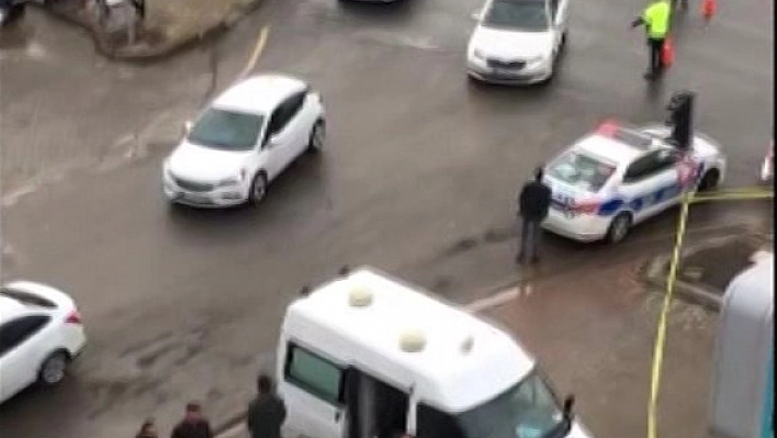 Dalgınlıkla ışıklarda valizi unuttu, polisi harekete geçirdi 