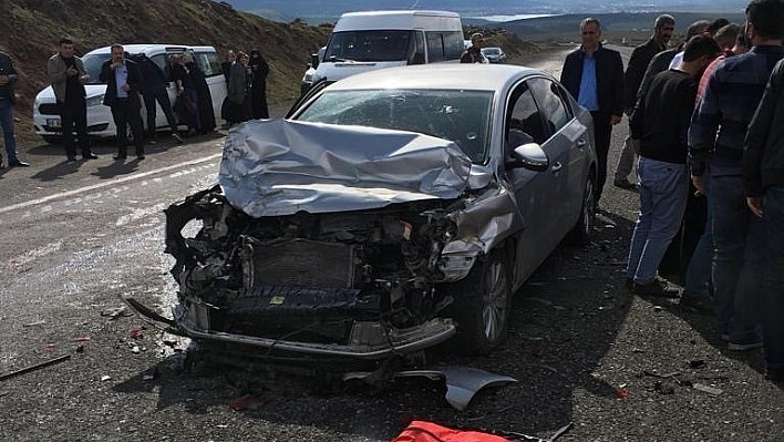 Otomobil Tıra çarptı: 3 yaralı 