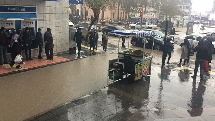 Elazığ'da kuvvetli yağmur etkili oluyor 