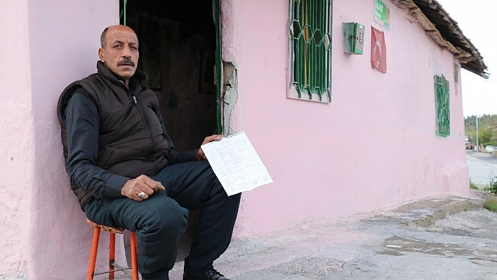 Evi kundaklanan adam sokakta yaşıyor 