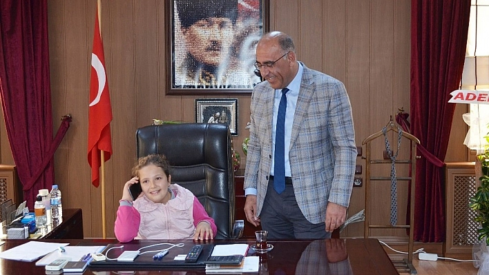 Çocuk başkan, makama oturdu vekili aradı 