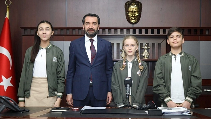 Vali ve Belediye Başkanı Koltuklarını Devretti