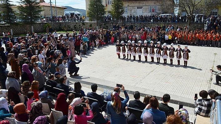 Çocuklar, 23 Nisan'ı horon ve halayla kutladı 
