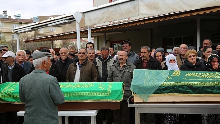 Tunceli'de bıçaklanarak öldürülen anne ve oğlu son yolculuğuna uğurlandı 
