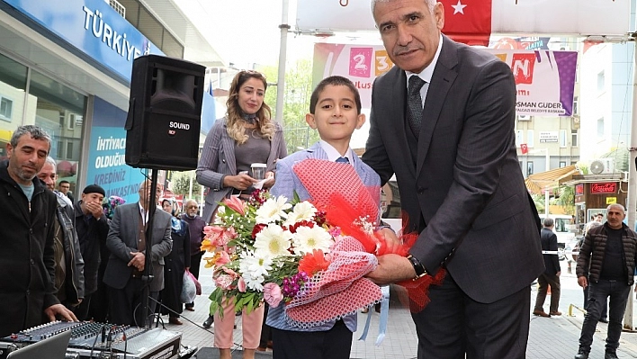 Çocuklar Şemsiye sokakta bayramlarını coşku ile kutladı 