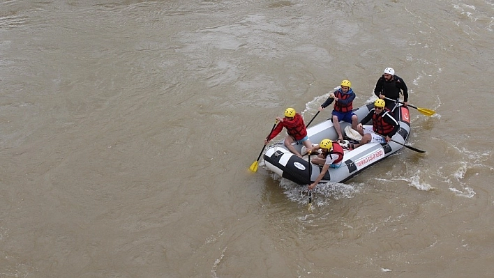Murat Nehri'nde Rafting Heyecanı 