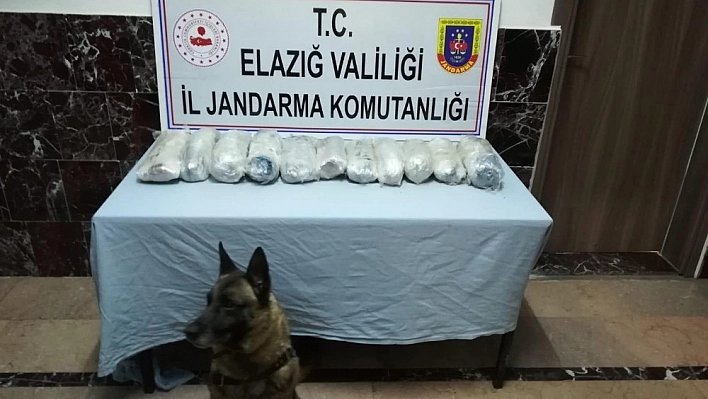 Kapının Arasına Sıkıştırılan Esrarlar Bulundu