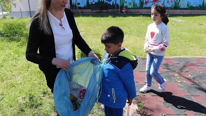 Minik öğrenciler, çöp topladı, ağaçları suladı 