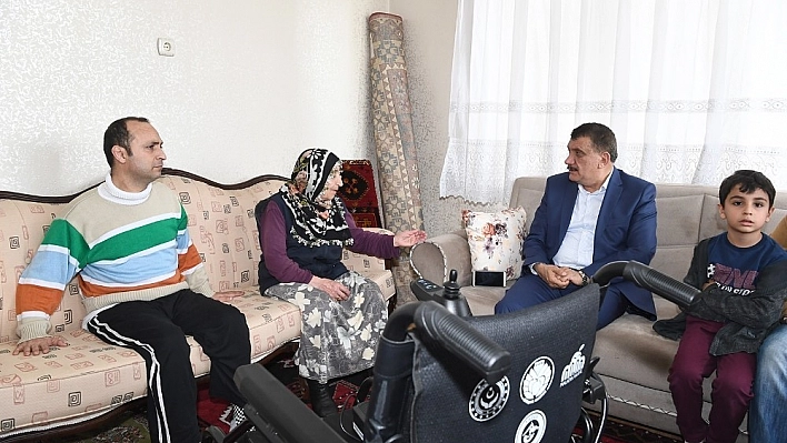 Akülü arabası çalınan emekli polis memuruna Gürkan'dan yardım eli 