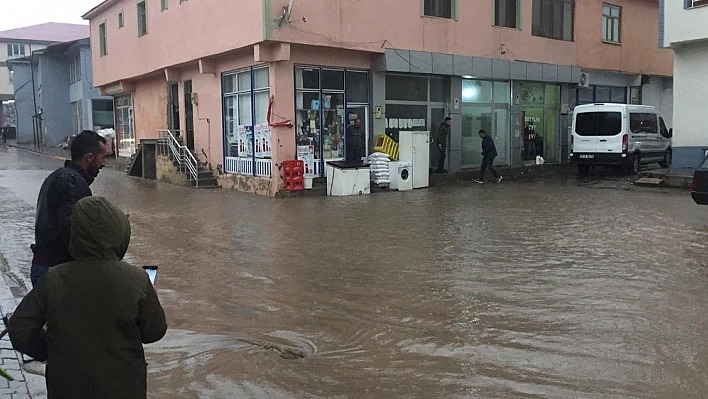Karlıova'da kuvvetli sağanak etkili oldu 