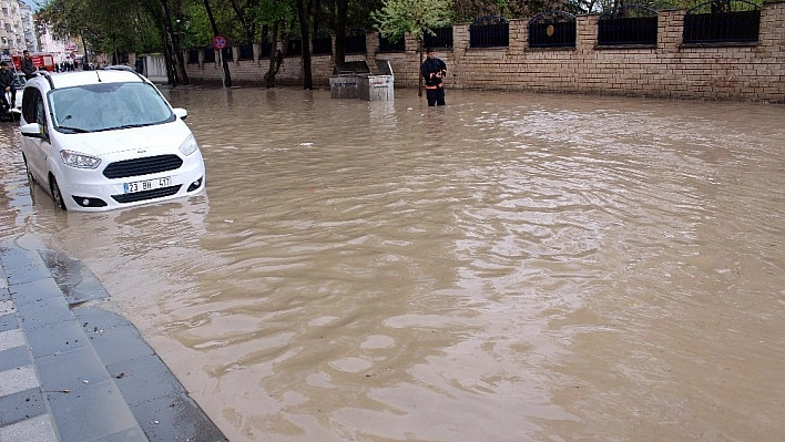 Elazığ'da Alt Yapı Yetersiz! Caddeler Su Gölüne Döndü!
