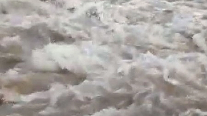 Yağmur suları sel oldu, yolu kapladı