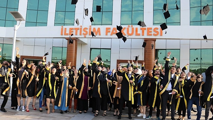 İletişim Fakültesinde mezuniyet coşkusu 