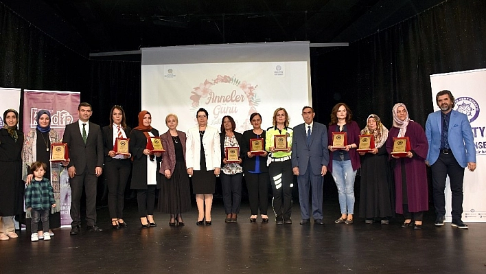 Örnek anneler onurlandırıldı 